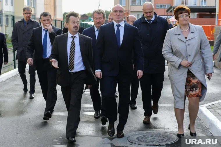 Летом прошлого года Борис Дубровский (в центре) поддержал Владимира Бисерова (слева). Но он проиграл Валерию Устинову, бросившего Копейск