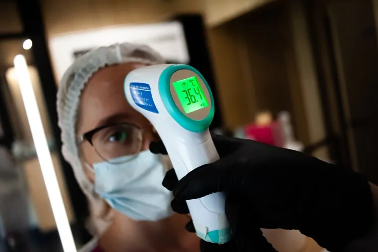 Маникюр в салоне красоты во время пандемии коронавируса. Екатеринбург