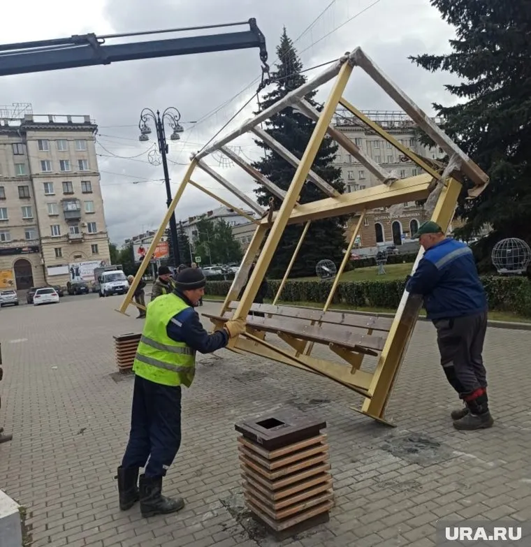 Зэки ИК-12 изготовили остановочные комплексы