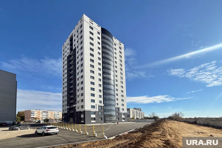 В Кургане благоустраивают территорию незаконной высотки в Шевелевке