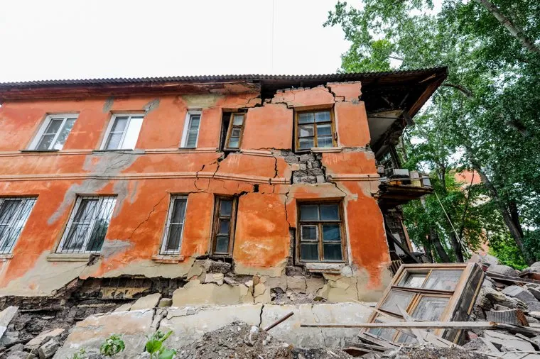 Обрушение части двухэтажного жилого дома на улице Кронштадской. Челябинск