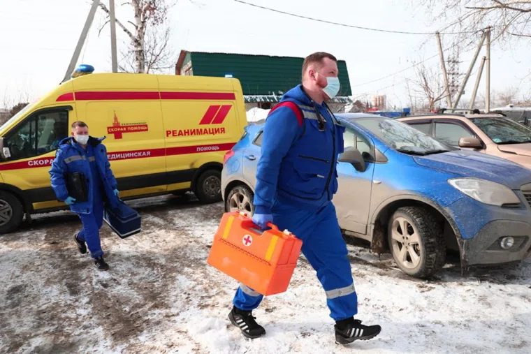 На месте работают медики