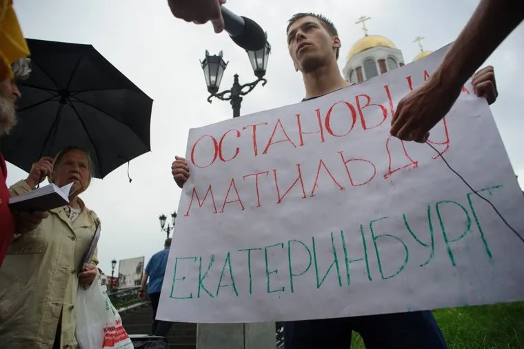 Стояние противников выхода фильма Матильда и молебен в Храме на крови. Екатеринбург, акция протеста, храм на крови, фильм матильда, одиночный пикет