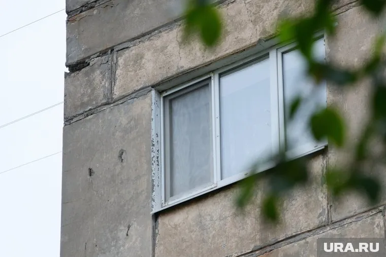 Девочка-подросток пыталась спуститься со второго этажа по простыням, потому что ее закрыли родители