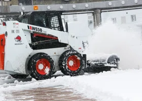 На улицы Тюмени вышли сотни рабочих для уборки снега