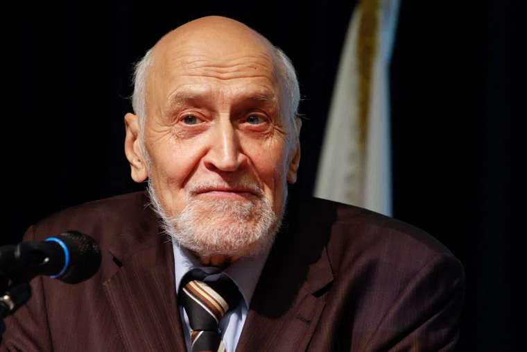 Дроздов ведет активный для его возраста образ жизни