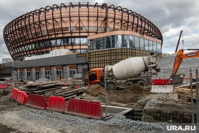 Работы на набережной около ледовой «УГМК-Арены» начались в 2023 году