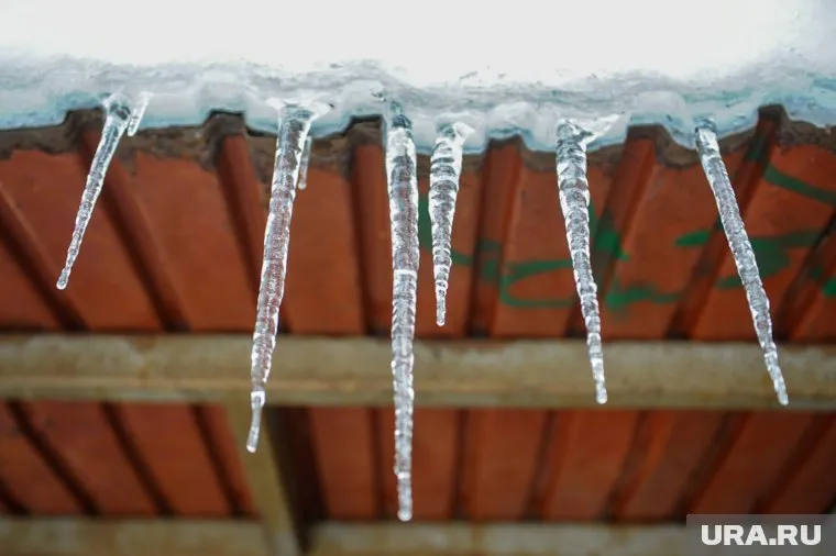 Прохожие опасаются падения ледяной глыбы, которая находится на краю крыши