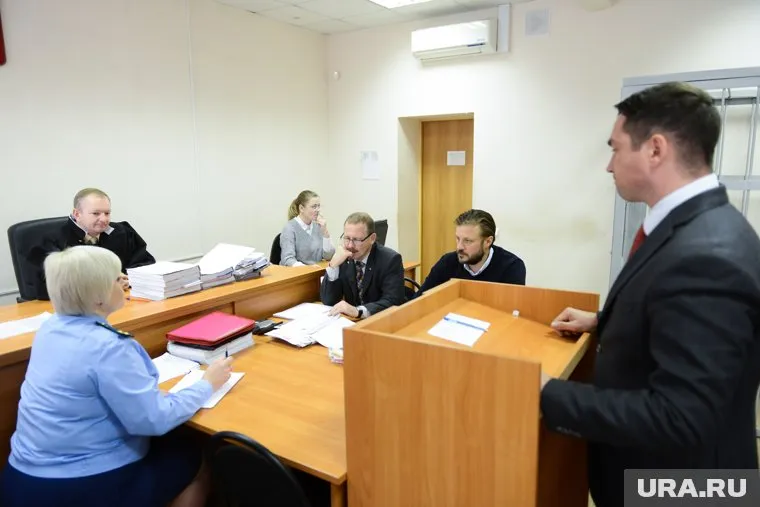 Александр Зимин (слева) оставил Николая Сандакова (справа) на свободе еще на несколько дней