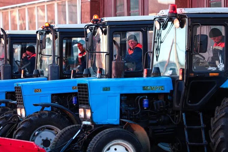 Визит Алексея Орлова в Верх-Исетское ДЭУ для контроля готовности уборочной техники к зимнему периоду. Екатеринбург