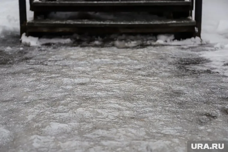 Из-за сильного ветра и осадков дороги покроются льдом
