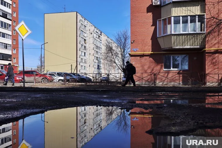 Горожане сравнивают лужи во дворах с морем