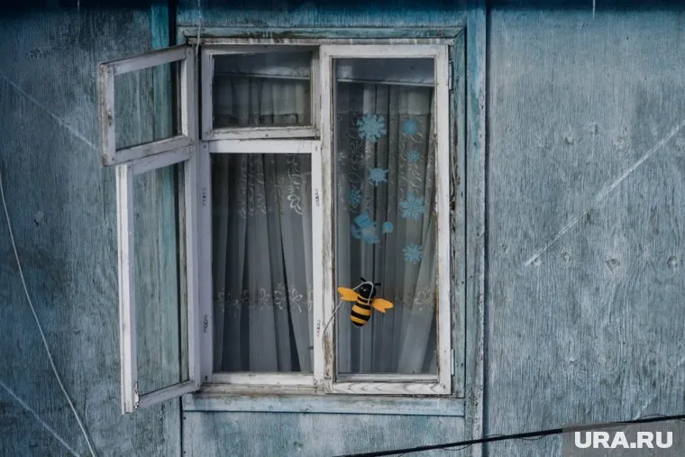 Москитная сетка не выдержала ребенка на подоконнике