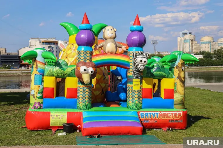 Перед исчезновением девочка развлекалась на батуте (архивное фото)