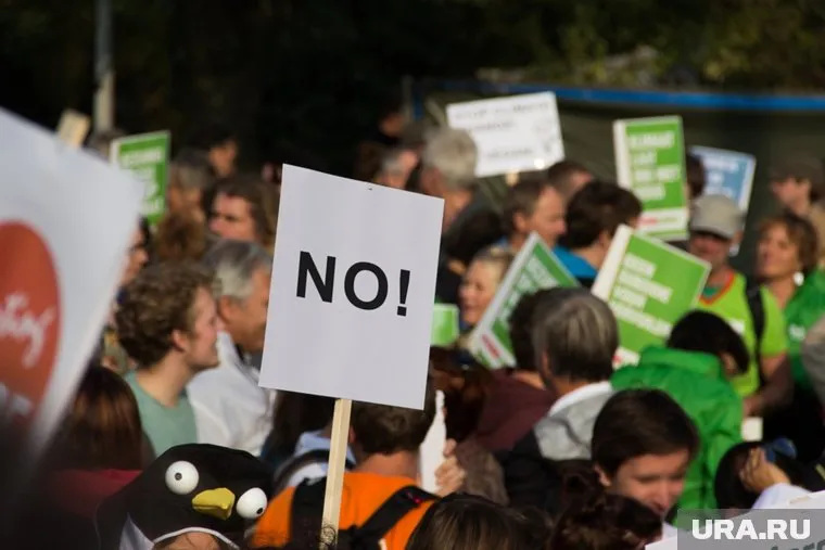 Общественники намерены выступить против пошлин и присоединения Крыма к России