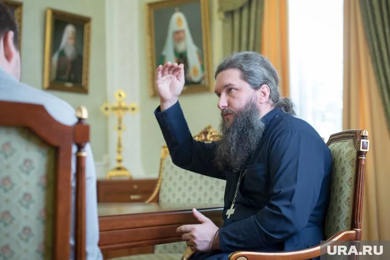 К появлению проекта много вопросов: эскизы подготовили металлурги, презентация произошла на городском портале, а защищает "Храм-на-воде" епархия