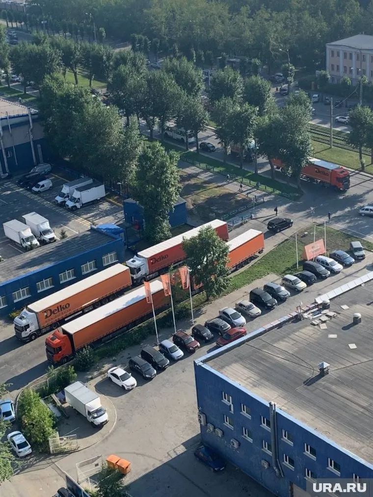 Фуры компании PepsiCo загородили единственный проезд к домам на Уралмаше