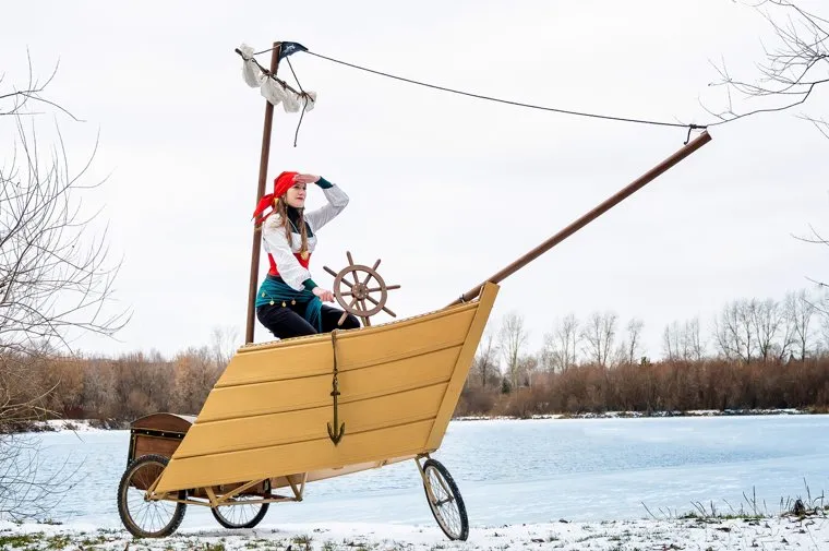 Создатели прикрепили к трехколесной повозке часть корабельной палубы