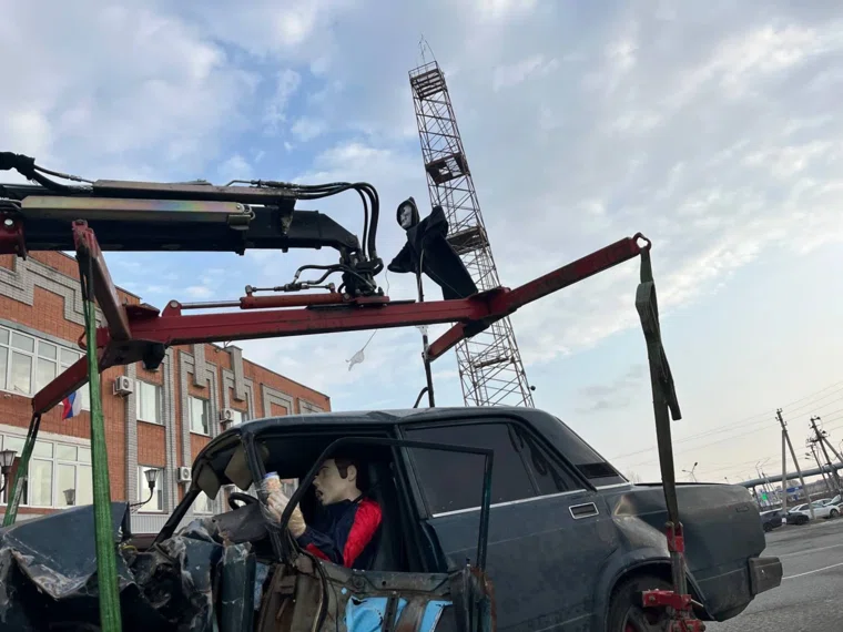 Эвакуатор с фигурой смерти проехал по Кургану в память о жертвах аварий