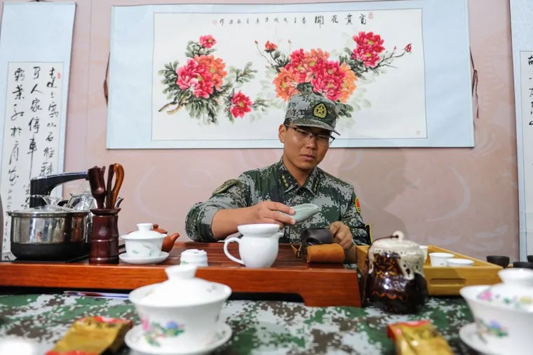 Торжественное открытие совместного военного антитеррористического командно-штабного учения вооруженных сил государств – членов ШОС «Мирная миссия – 2018». Челябинская область, Чебаркульский район, чайная церемония, военный, китайская армия