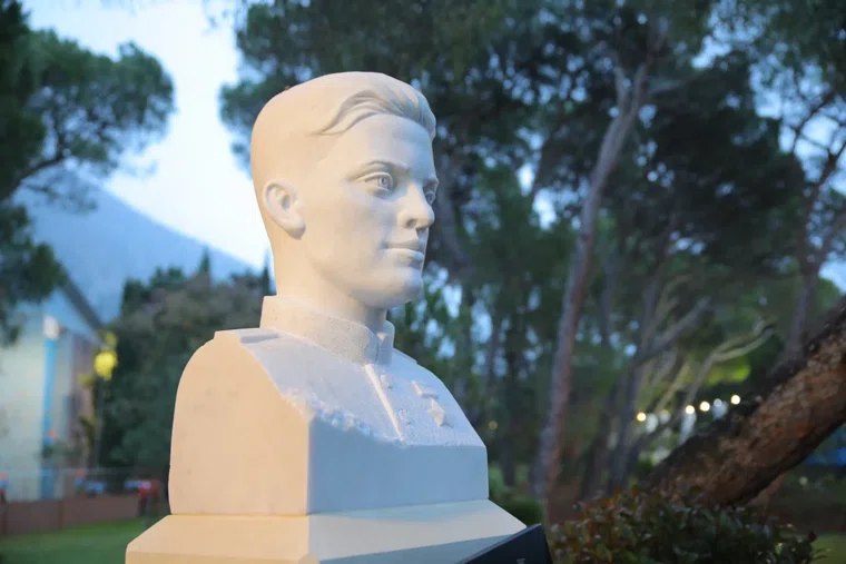 В Крыму открыли бюст Назар Енину - воспитаннику «Артека», погибшему на СВО