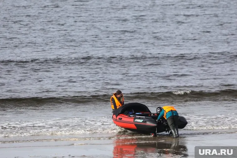 В лодке находились три человека