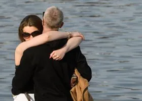 Иммунолог Крючков предупредил об опасности объятий и рукопожатий