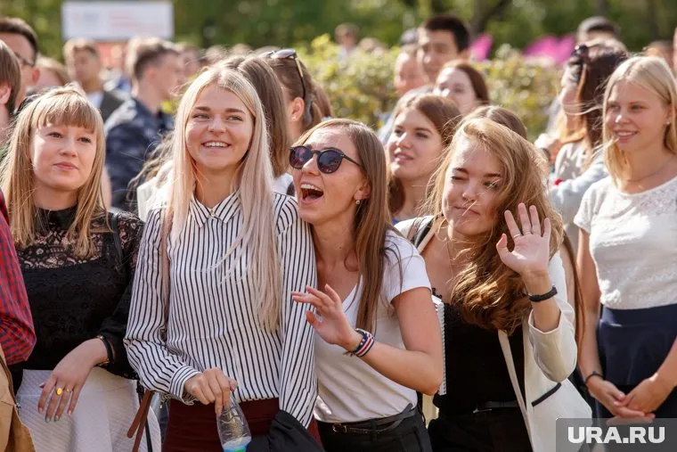 Gaudeamus igitur, Juvenes dum sumus? (Итак, будем веселиться, пока мы молоды - лат.)