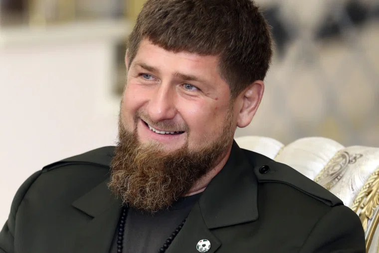 Кадырову подарили трофейные автомат и пулемет из зоны СВО