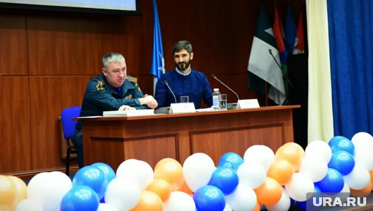 Рядовые спасатели уверены, что Анатолия Иотова (справа) уволили по «сомнительным» причинам