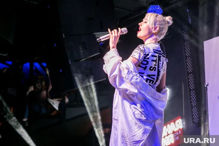 На певице был надет полупрозрачный обтягивающий комбинезон