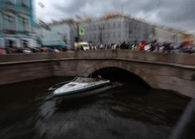 В Санкт-Петербурге эвакуировали жителей дома после провала асфальта