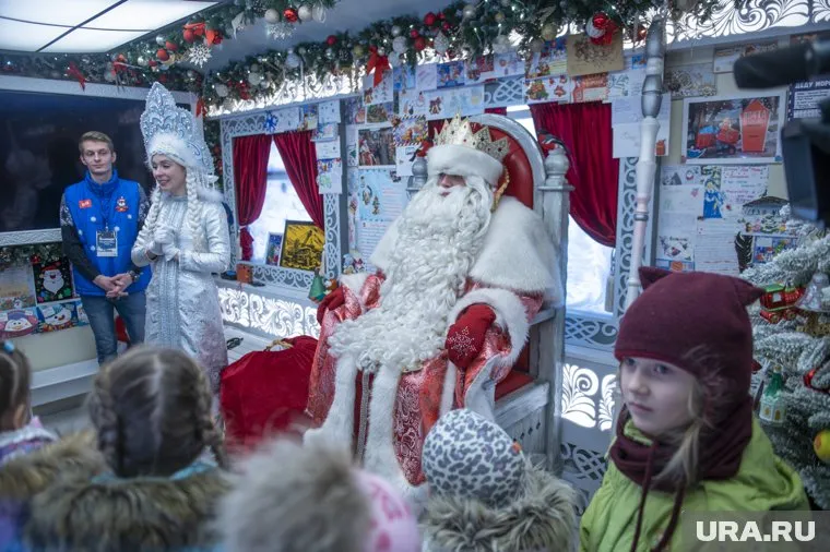 Дед Мороз и снегурочка уже ждут маленьких пермяков (архивное фото)