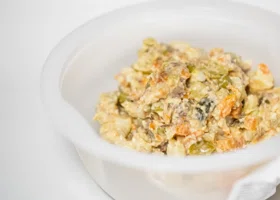 Екатеринбуржцы сметают праздничные салаты перед Новым годом