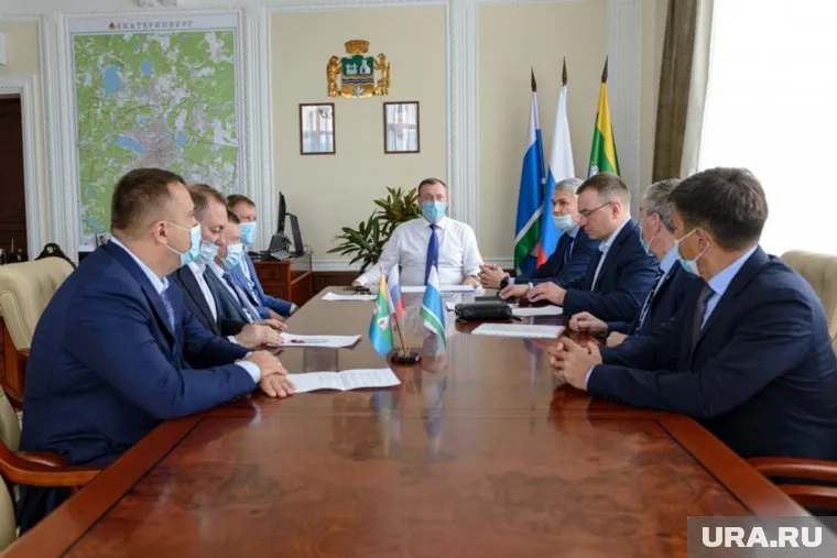 Первая встреча Алексея Орлова (в центре) с крупнейшими застройщиками прошла 22 апреля