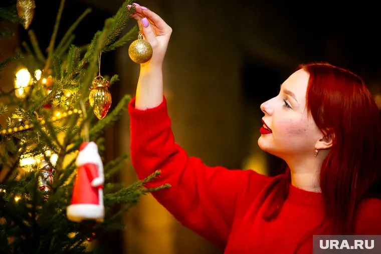 Женщины больше всего любят наряжать елку и украшать дом, мужчины — есть и ходить в баню
