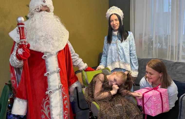 Юная тюменка получила в подарок проектор