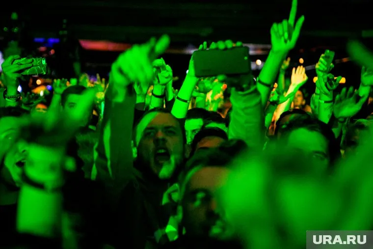 По словам организатора, пожарные были готовы к тому, что фанаты зажгут фаеры