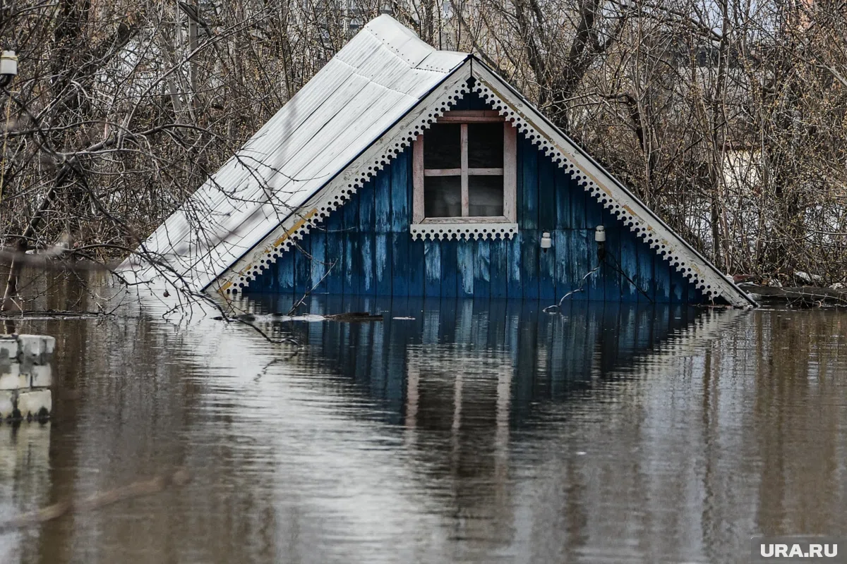 Женщина с четырьмя детьми лишилась дома из-за паводка в Кургане, а муж умер в Узбекистане