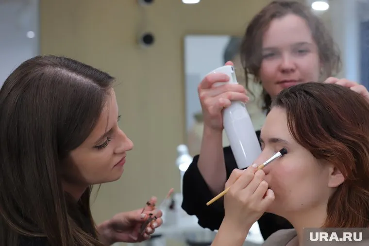 На наращивание ресниц уходит минимум два часа