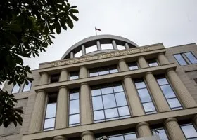 Суд освободил актера Устинова из-под ареста