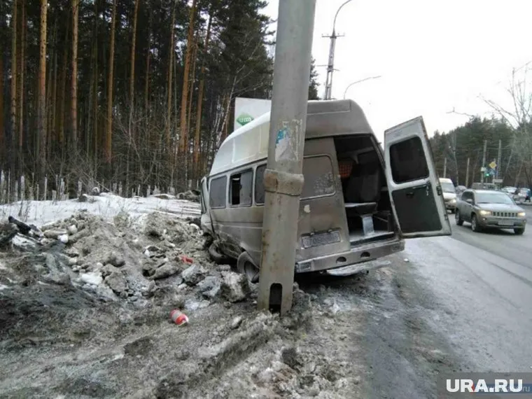Обгоревшая маршрутка приткнулась на обочине встречной полосы