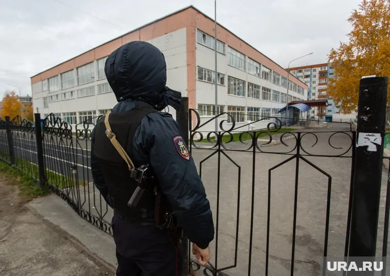 Об якобы заминированной школе мужчина сообщил в полицию (архивное фото)