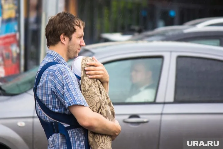 Отцы смогут получить деньги за рождение третьего ребенка