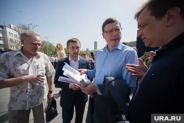 Александр Бурков (справа) защищает оставшихся в фонде справороссов, называя главными виновниками развала системы капремонта - чиновников