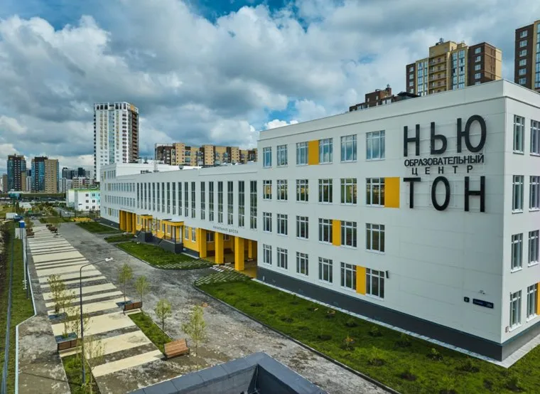 Территория вокруг новой школы благоустроена