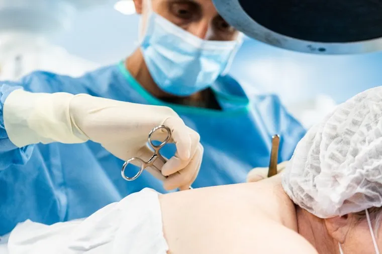 Операция по вживлению в позвоночник постоянного нейростимулятора. Екатеринбург