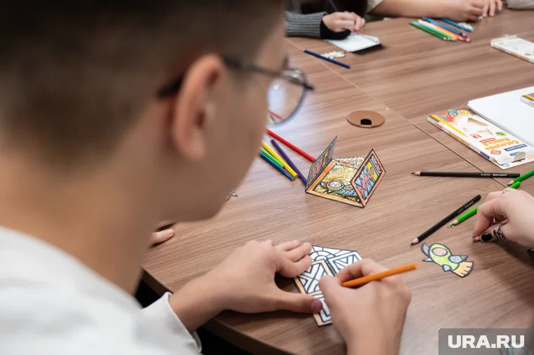 Поделки учащихся были представлены на школьной ярмарке