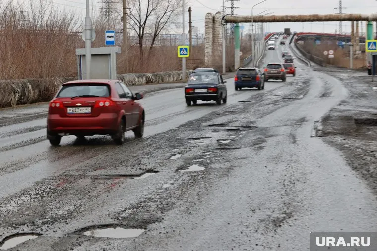 Ямы на дороге мешают движению транспорта