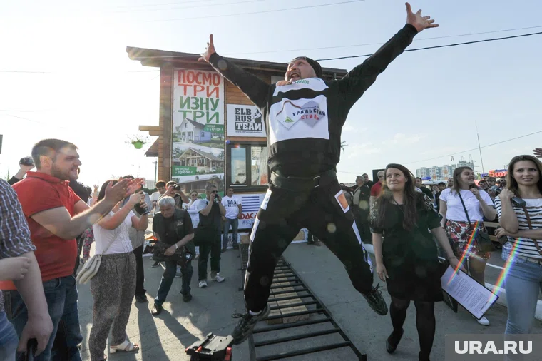 Победный прыжок силача, установившего рекорд, завершил шоу